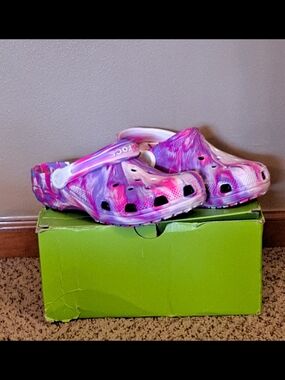 CROCS Classic Glow Marbled Pink Crush Classic Clog J5 Or W7